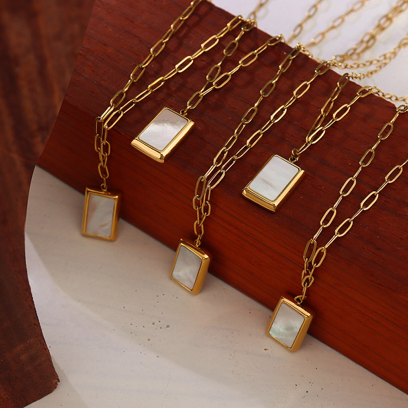 Colar versátil de luxo leve estilo francês Ins colar quadrado branco pôster colar titânio aço banhado a ouro corrente de osso de bloqueio_voghion.com