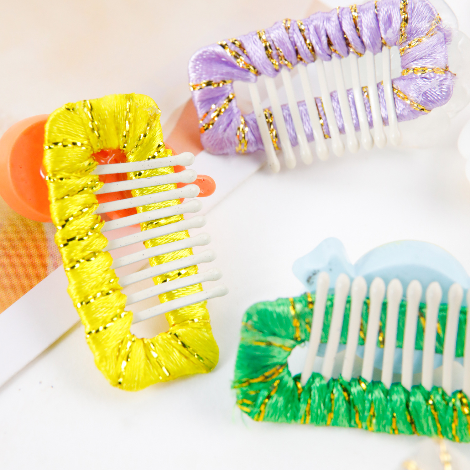 Amazon Color Sombro para mascotas Clip para gato Horquilla para perros Teddy Accesorios para el cabello para mascotas de dibujos animados