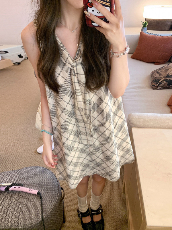 法式无袖格纹挂脖吊带连衣裙子女夏季2025新款小个子气质背心短裙|undefined