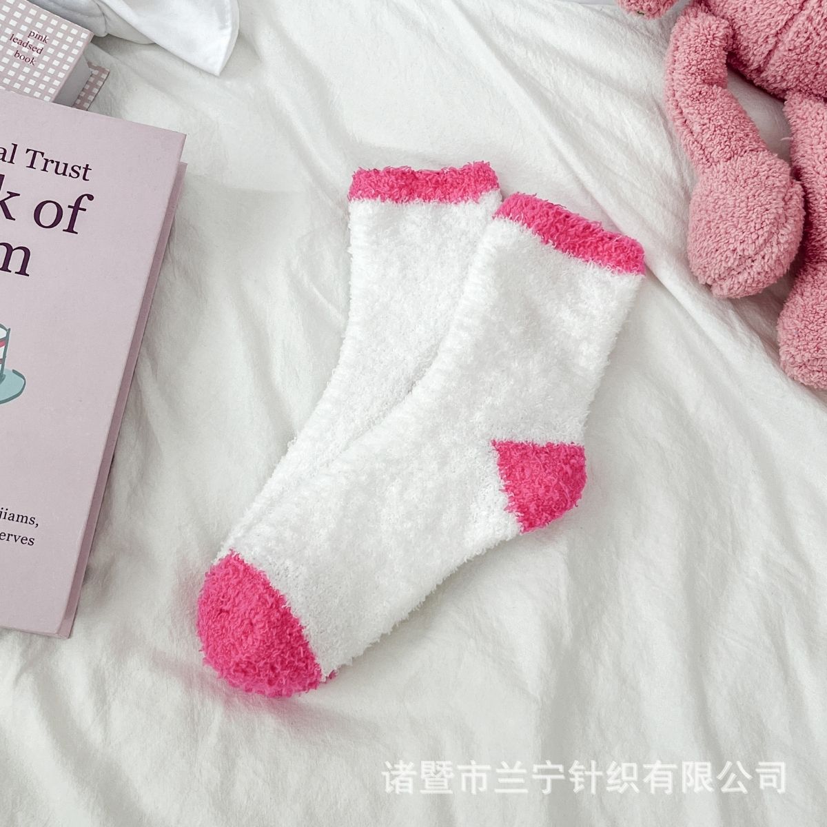 Calcetines de lana de coral sin pérdida de cabello Calcetines de piso de nicho rosa transfronterizo Calcetines de media lana de otoño e invierno para mujer Dormir en casa