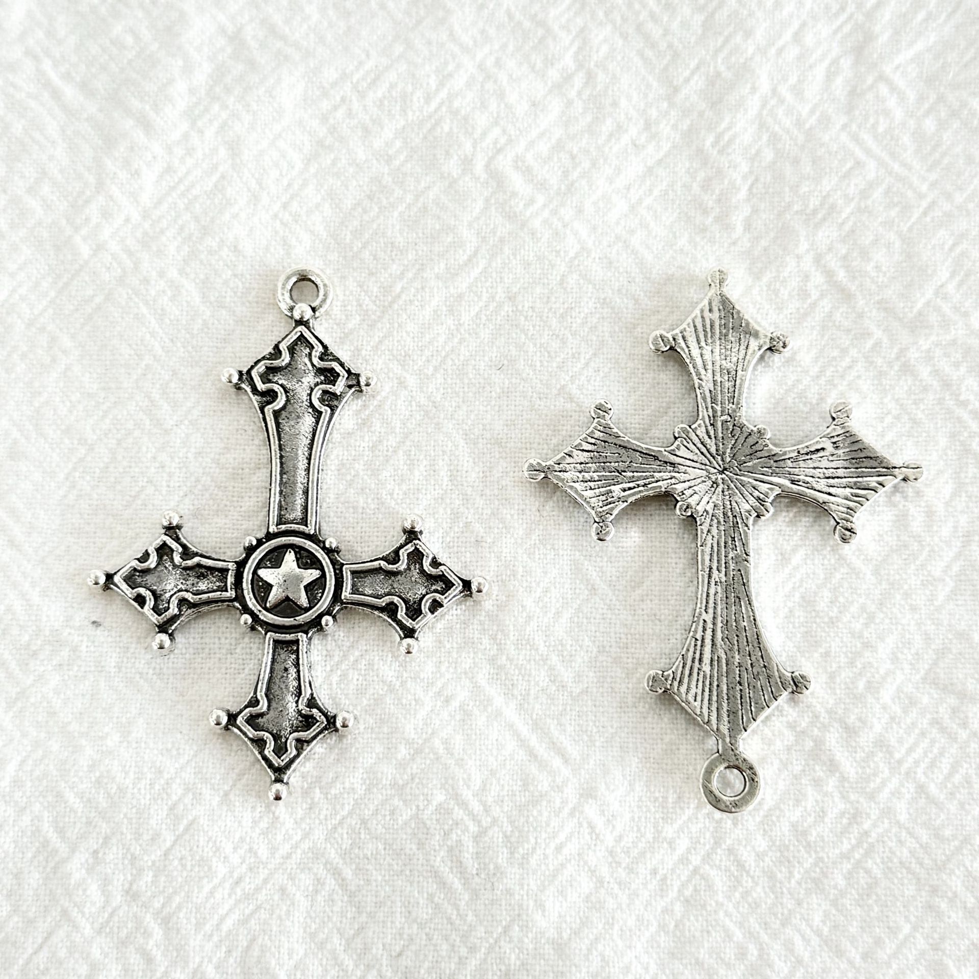 Accesorios de joyería de aleación de bricolaje Colgante de cruz de plata retro Pulsera Collar Pendientes Decoración de ropa Colgante