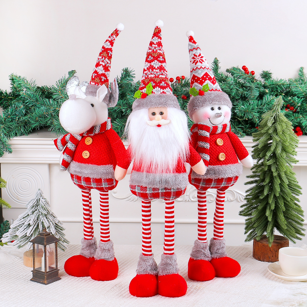 Una variedad de muñecos retráctiles de pie navideños, escaparates de hotel, muñecos de nieve navideños, muñecos de alces, adornos decorativos