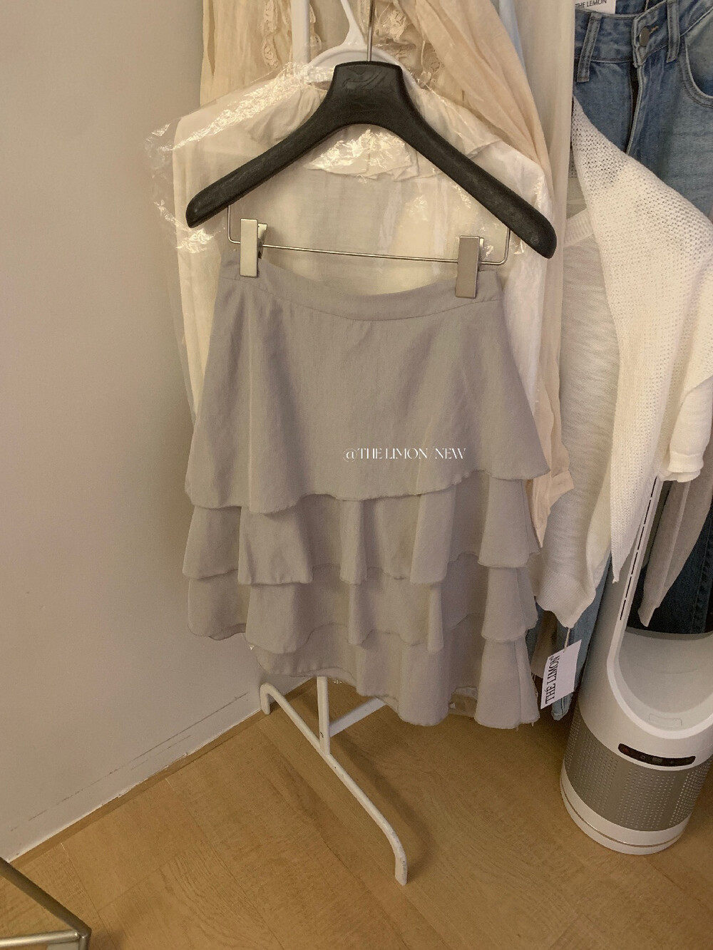 Chân váy midi xếp ly tầng bất đối xứng chất liệu Tencel — màu trắng, Bột cam, màu xám chi tiết 24