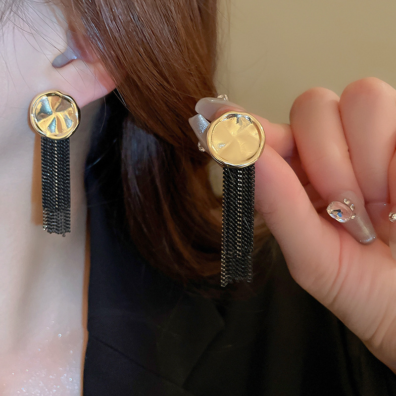 Pendientes de perlas asimétricas con cuernos de diamantes súper parpadeantes de plata Pendientes de nicho de viento frío femenino Pendientes de lujo ligero de alta calidad