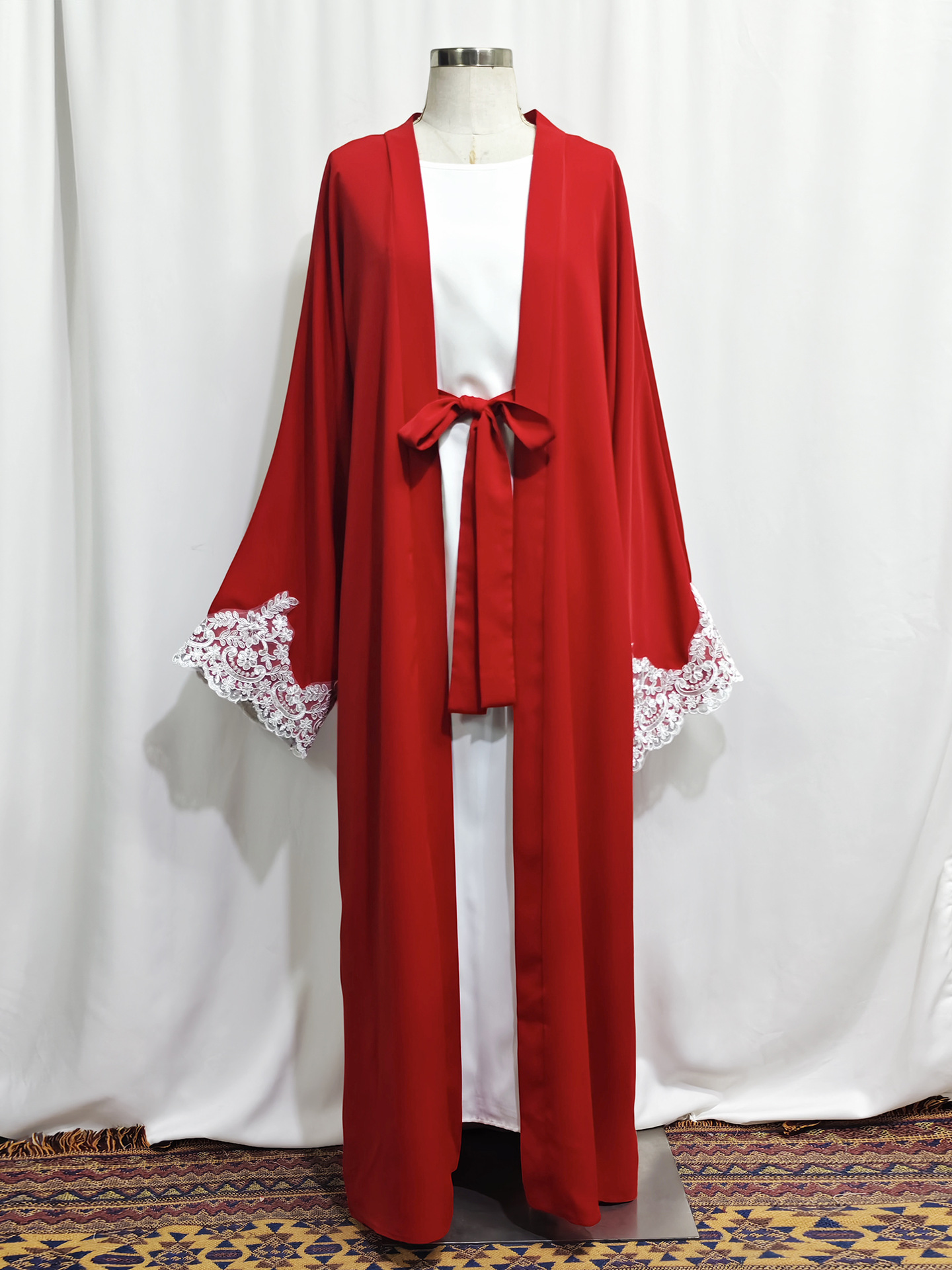 Ensemble abaya élégant en dentelle appliquée, cardigan et jupe gilet pour femmes musulmanes – Tenue deux pièces pudique_voghion.com