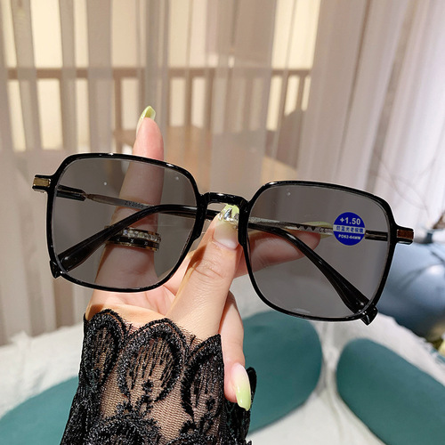 New Arrival Color-Changing, Blue-Light Blocking Reading Glasses for Women—Large Frame Design, Stylish Look, Slimming Effect, Photochromic Lenses Available for Wholesale with Dropshipping Options