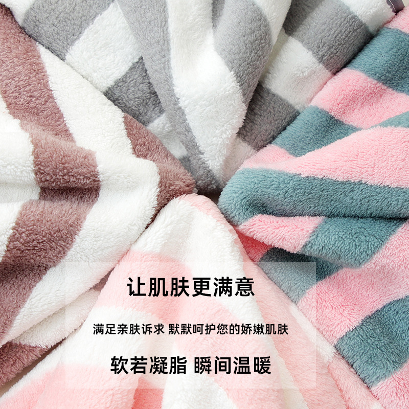 El nuevo hogar para adultos aumenta el grosor y absorbe el agua. El baño se puede envolver en una toalla de baño.