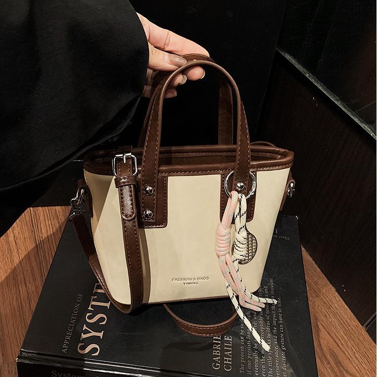 Bolso de mano de alta gama de nicho para mujer 2025 nuevo bolso de hombro de todo fósforo de color en contraste bolso de cubo de mensajero súper caliente de moda