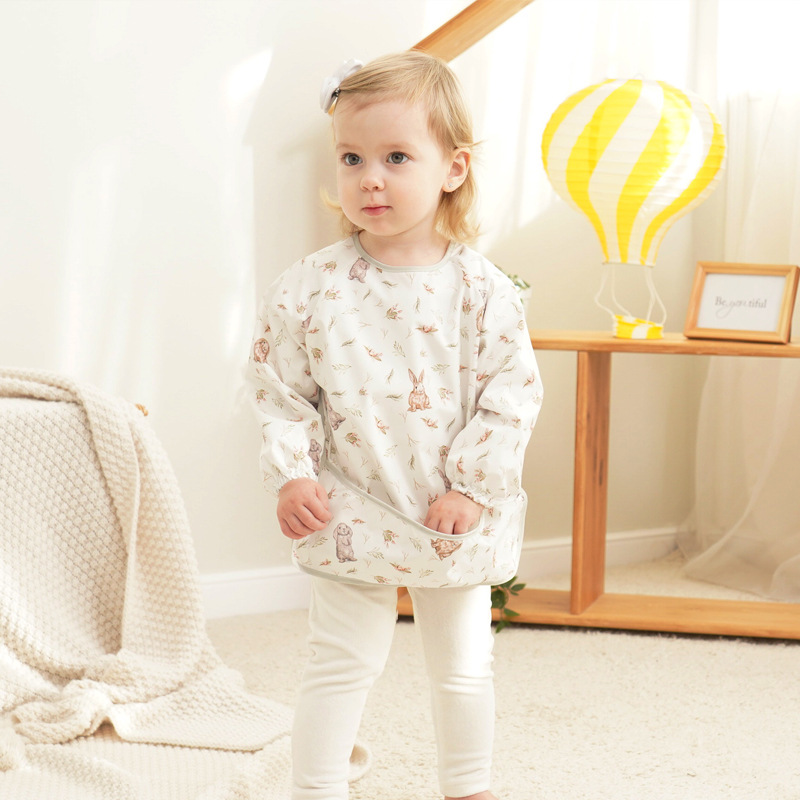 Biblioteca de bebé de algodón para niños mono de manga larga bebé comiendo babero impermeable bebé anti-vestirse suministros maternos e infantiles al por mayor