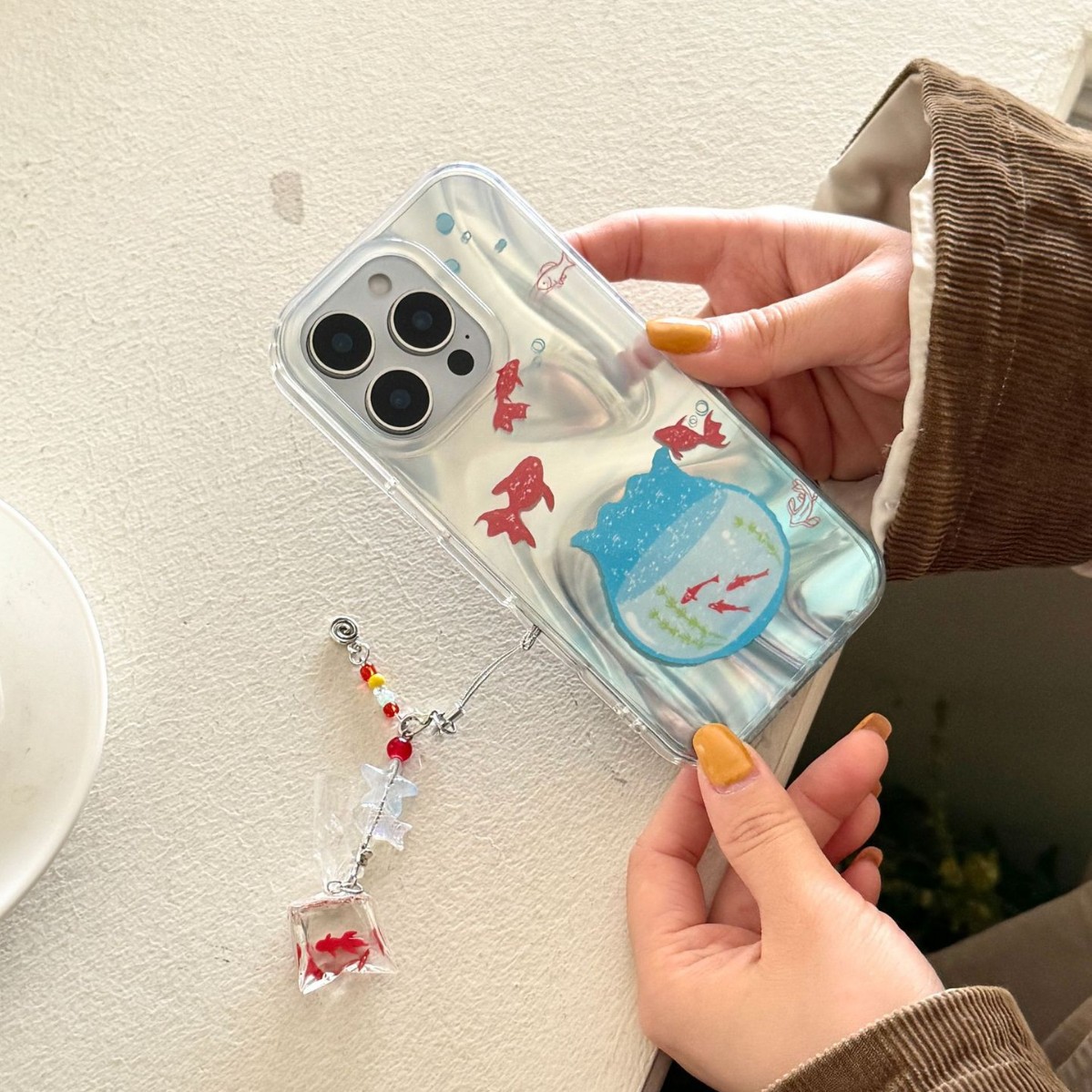 Verano simple azul pez dorado para iPhone16ProMax funda para teléfono móvil 15Pro colgante 14/13 nuevo 15PM