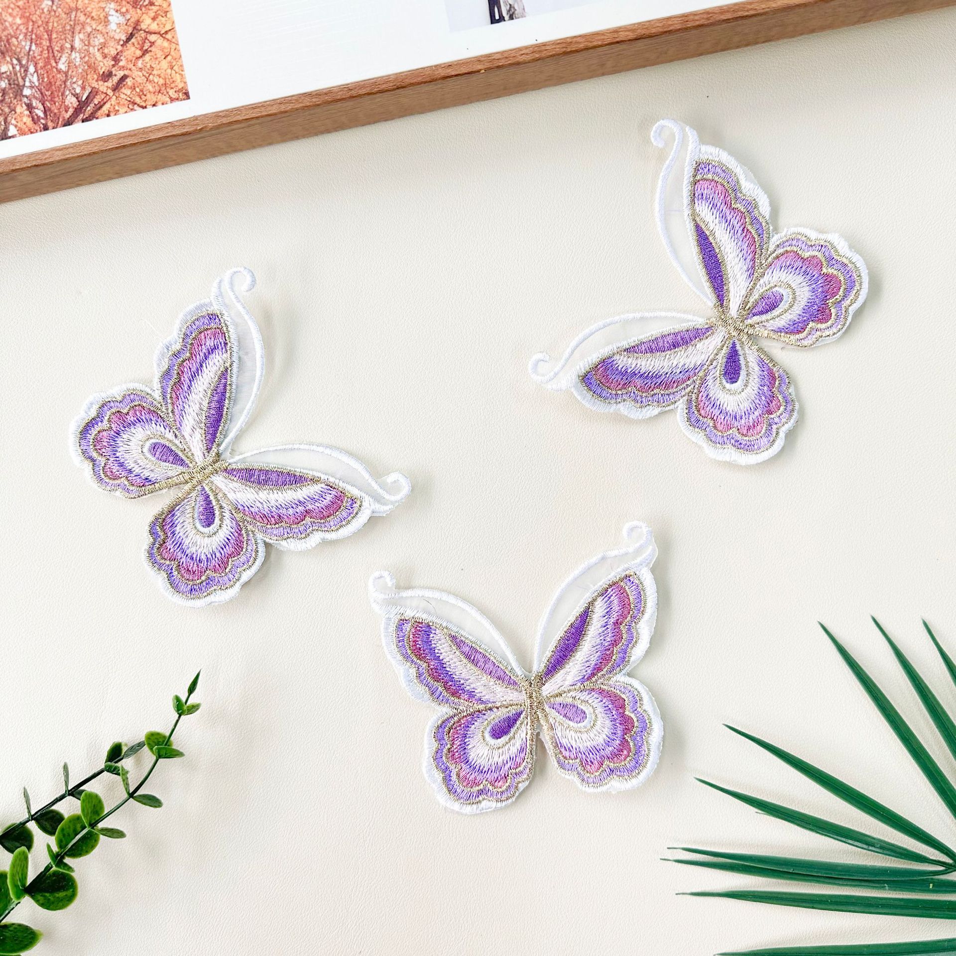 Mariposa de bordado púrpura hecha a mano DIY joyería decoración calcomanías ropa bolsas toque de cabello adornamiento de tela accesorios al por mayor