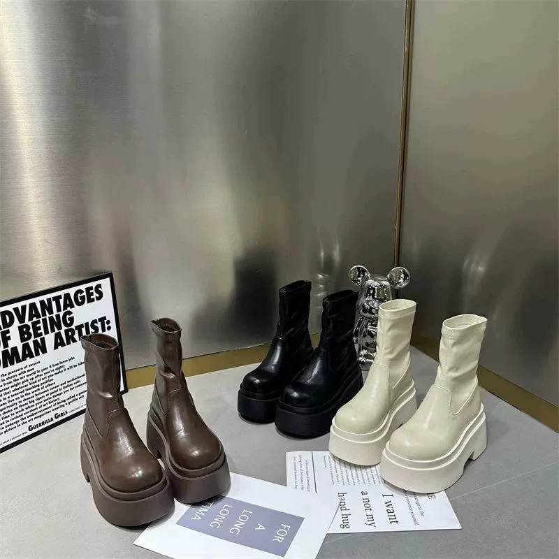 Маленькие должны войти в эти короткие сапоги, супер мягкая ткань 2023 горячая модная новая версия универсального женского ботинка Martin