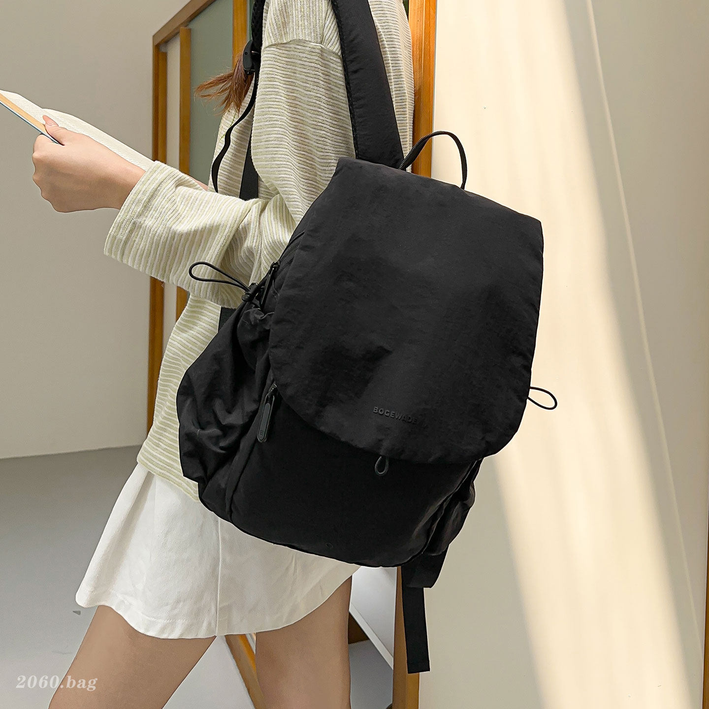 Diario nuevo mochila de mujer temperamento de gran capacidad de transporte ligero mochila de viento computadora 2026 mochila de nylon simple