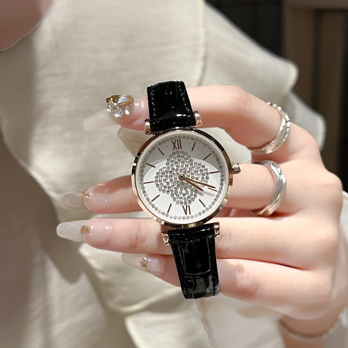 潮牌四叶草手表女士女表大表盘满天星水钻真皮时尚女表