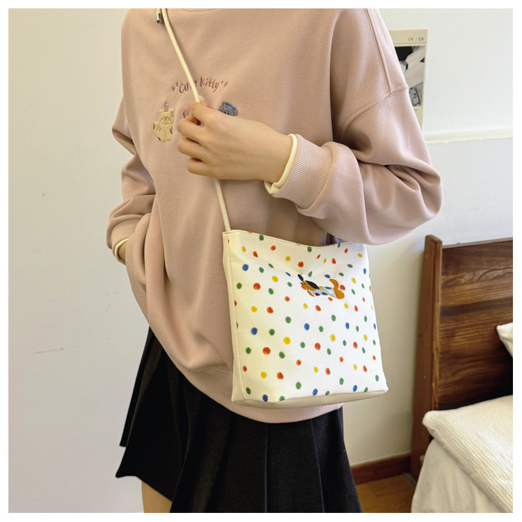 This year, polka dot canvas bags are in vogue for women's autumn and winter 2024. The new versatile commuter single-shoulder crossbody bag is in vogue undefined
