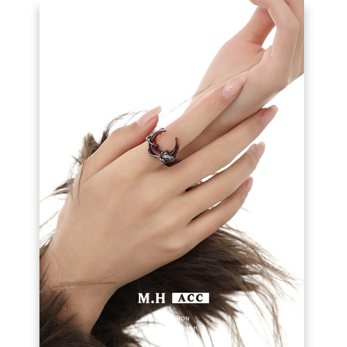 Vintage asymmetrical crescent moon earrings for women, featuring a traditional Chinese design, elegant and versatile, perfect for wholesale and fashionable occasions.