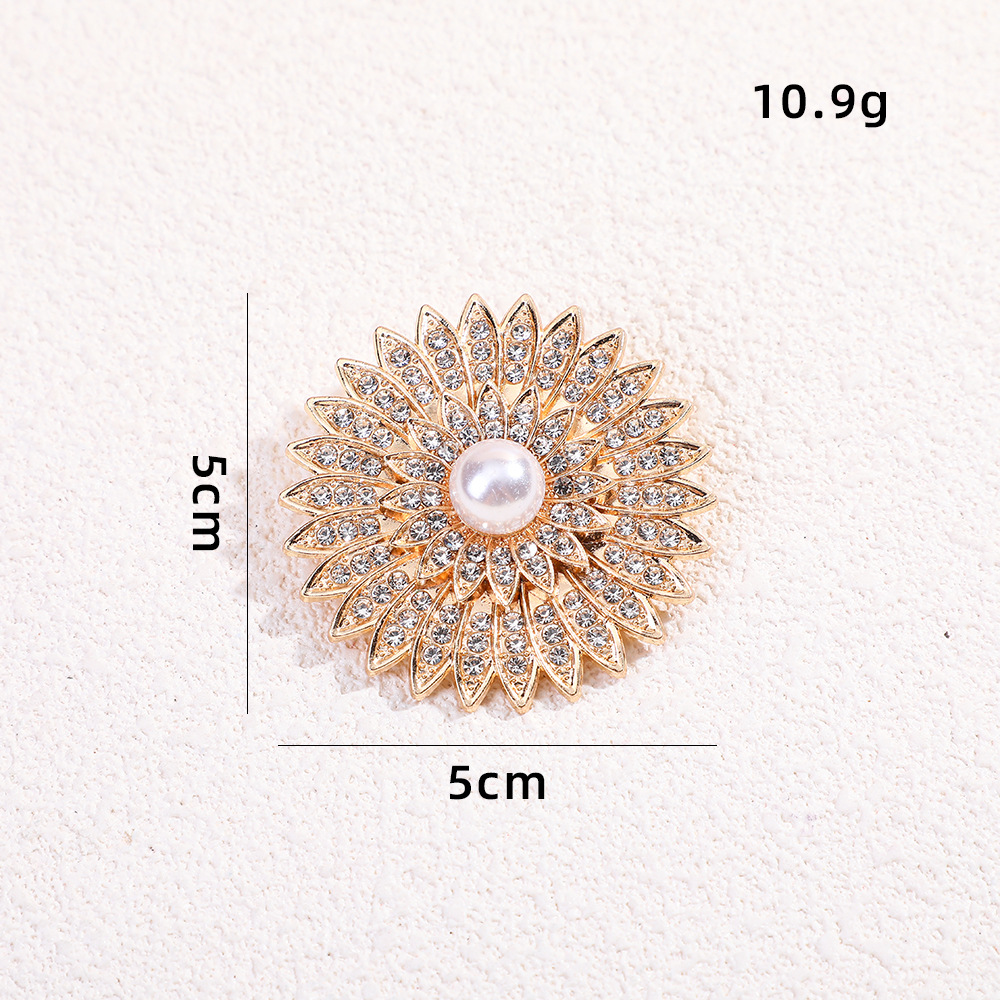 Spilla a fiore con perla e diamanti per giacca da donna_voghion.com
