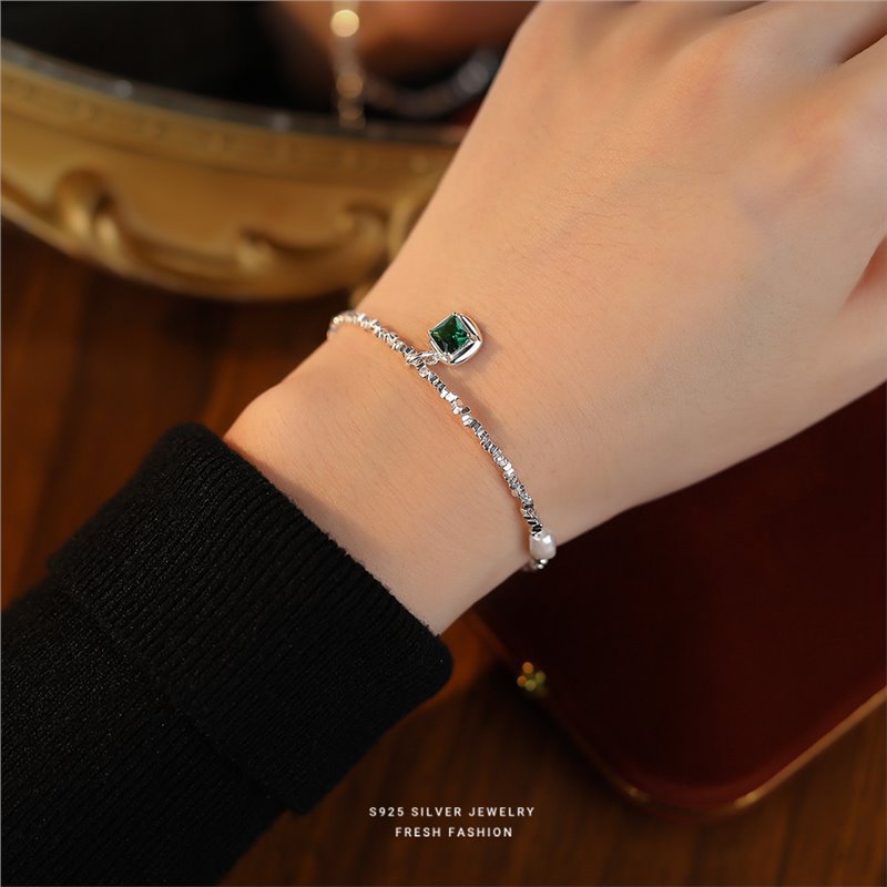 Silver Charm Bracelet With Emerald Zircon And Shell Beads_voghion.com