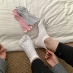 新款瑜伽袜硅胶防滑颗粒短筒五指袜棉质柔软普拉提健身专用运动袜