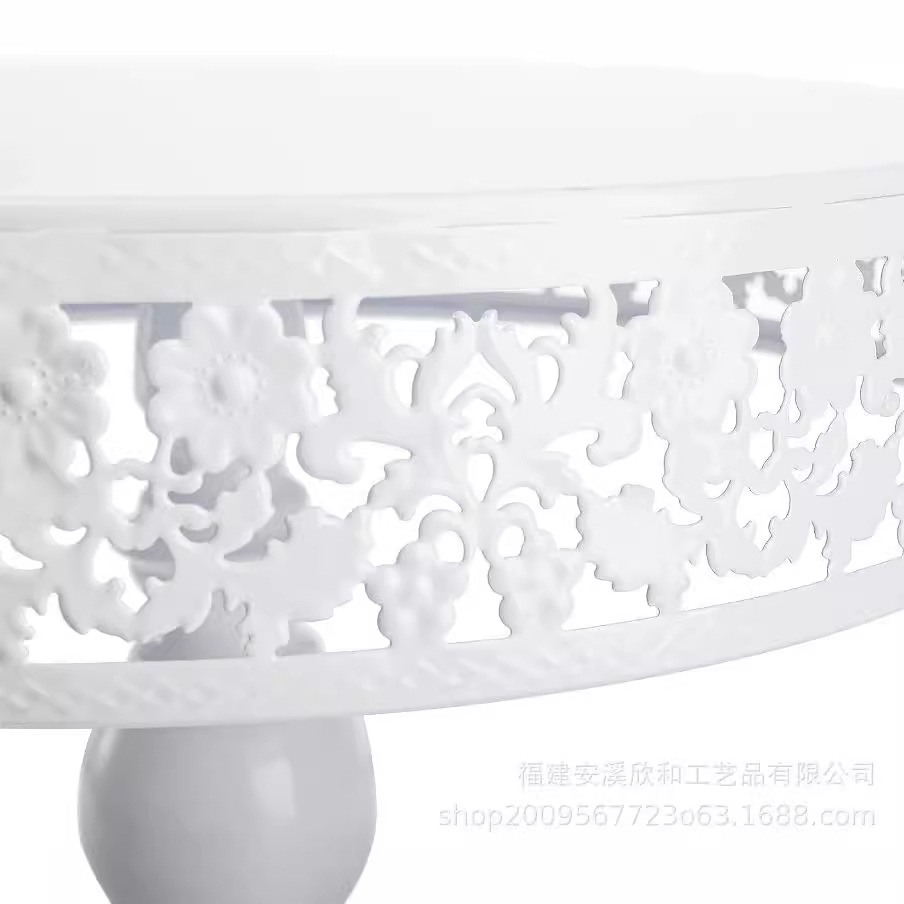 Estante de pastel de metal de lujo ligero de tres piezas set de postres postres altos pies dorados props de boda postres de gala estante de exhibición