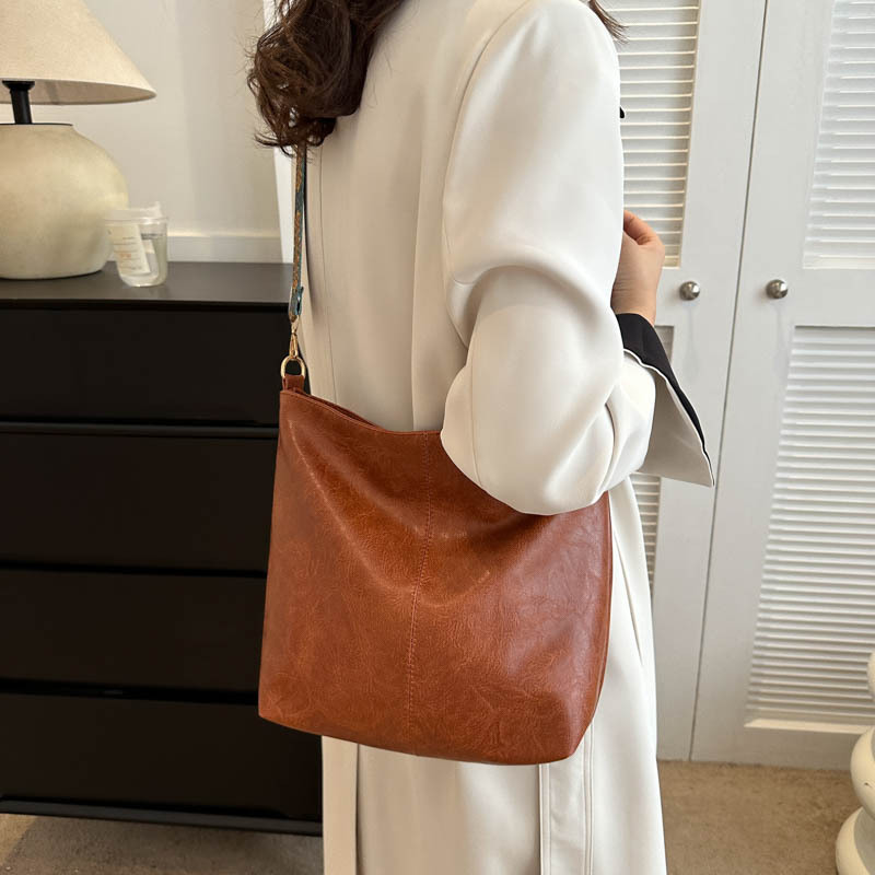Sac à bandoulière b à large bande pour femmes, grande capacité, à épaule unique, seau de transport à texture de couleur unie, nouvelle collection automne 2023_voghion.com