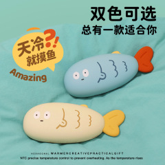 アニメの冬は魚を触って手を温めます。