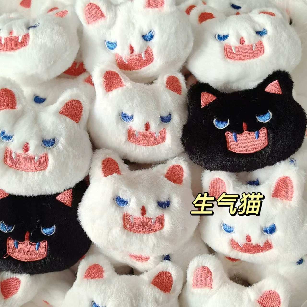 Черно-белый сердитый кошачий мультяшный куклы