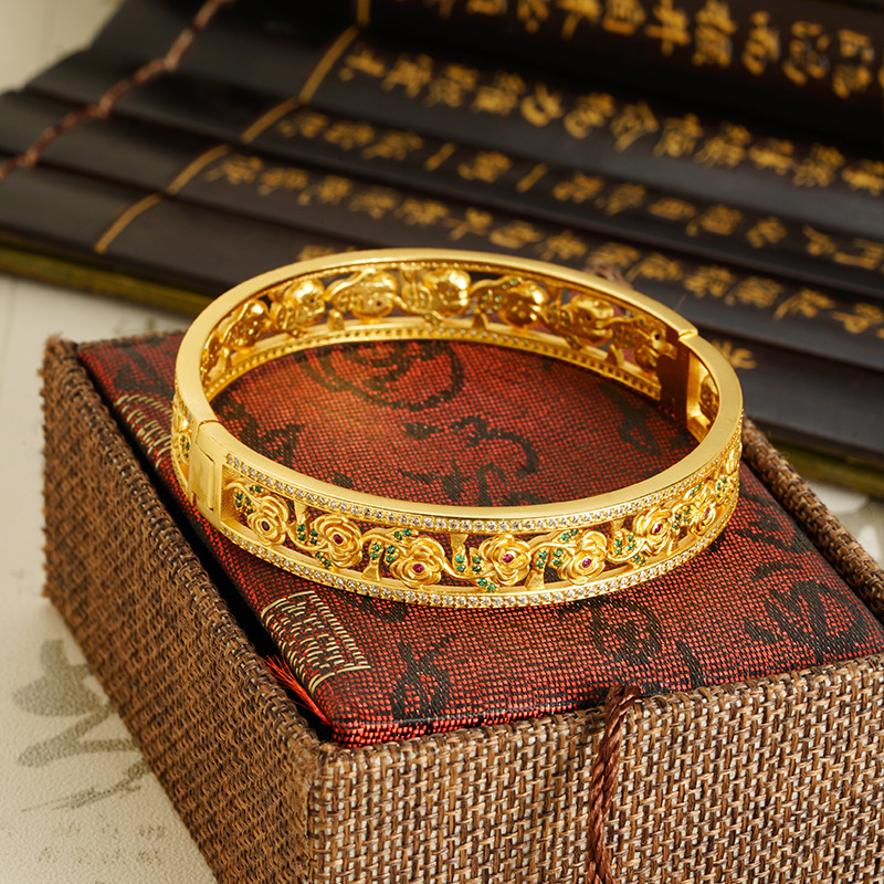 Brazalete de flores de oro hueco de Vietnam, brazalete de hebilla de hebilla de flores para niños populares, lujo ligero, joyería de cobre al por mayor.