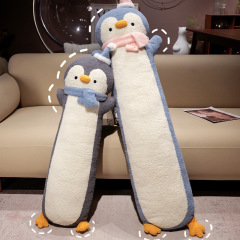 かわいいマフラーのペンギンの長いバーは枕の女子学生を抱いて寝ます。