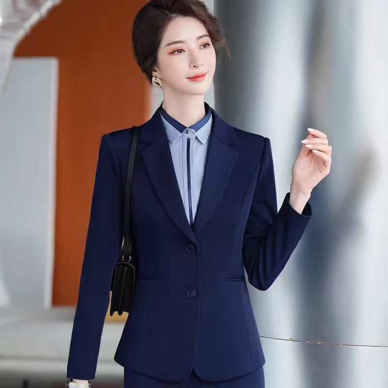 黒い小柄なスーツの女性春秋高級ホテルのフロントの職業作業服の事業はスーツのコートを編みます。|undefined