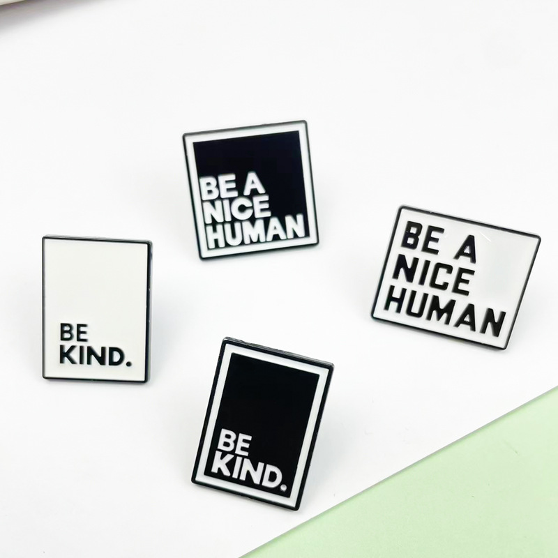 Broche de metal de etiqueta geométrica en blanco y negro Insignia de accesorios de ropa en inglés simple Insignia de decoración de moda transfronteriza Insignia de cuello