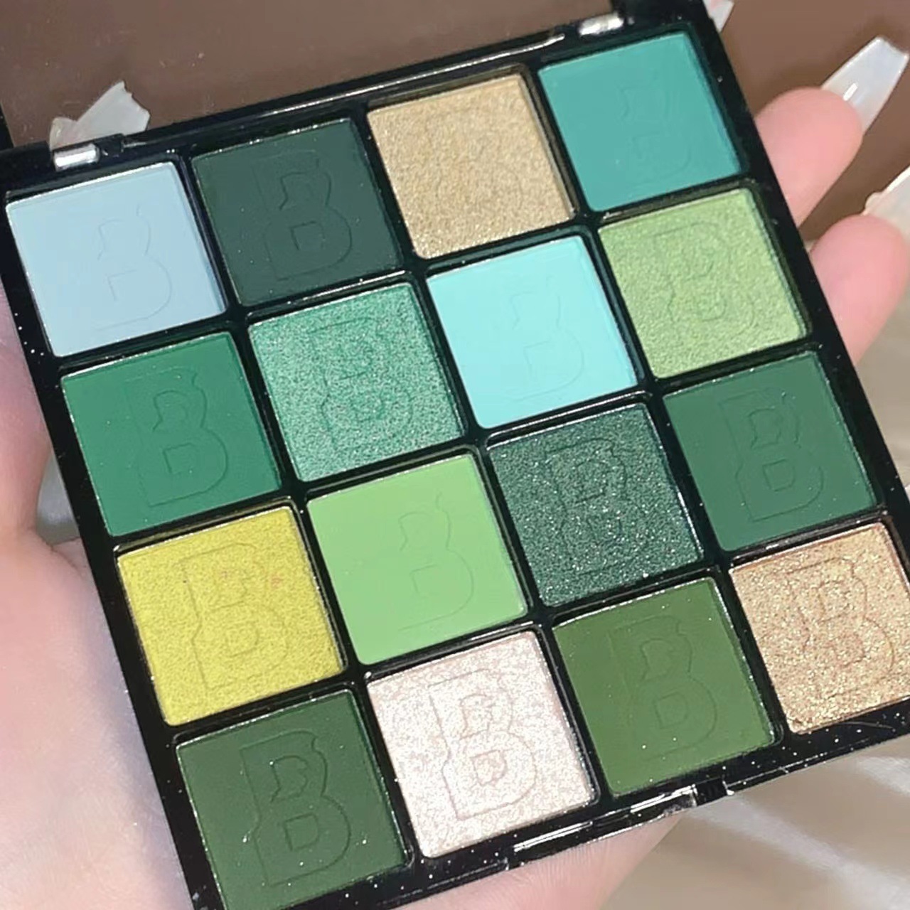 Misslara's 16-color, matte and pearlescent eyeshadow palette, candy-colored Tiktok cross-border makeup undefined