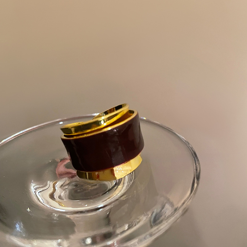 Bague élégante et discrète, double couche, style goutte d'huile, idéale pour les déplacements quotidiens. Design unique et raffiné._voghion.com