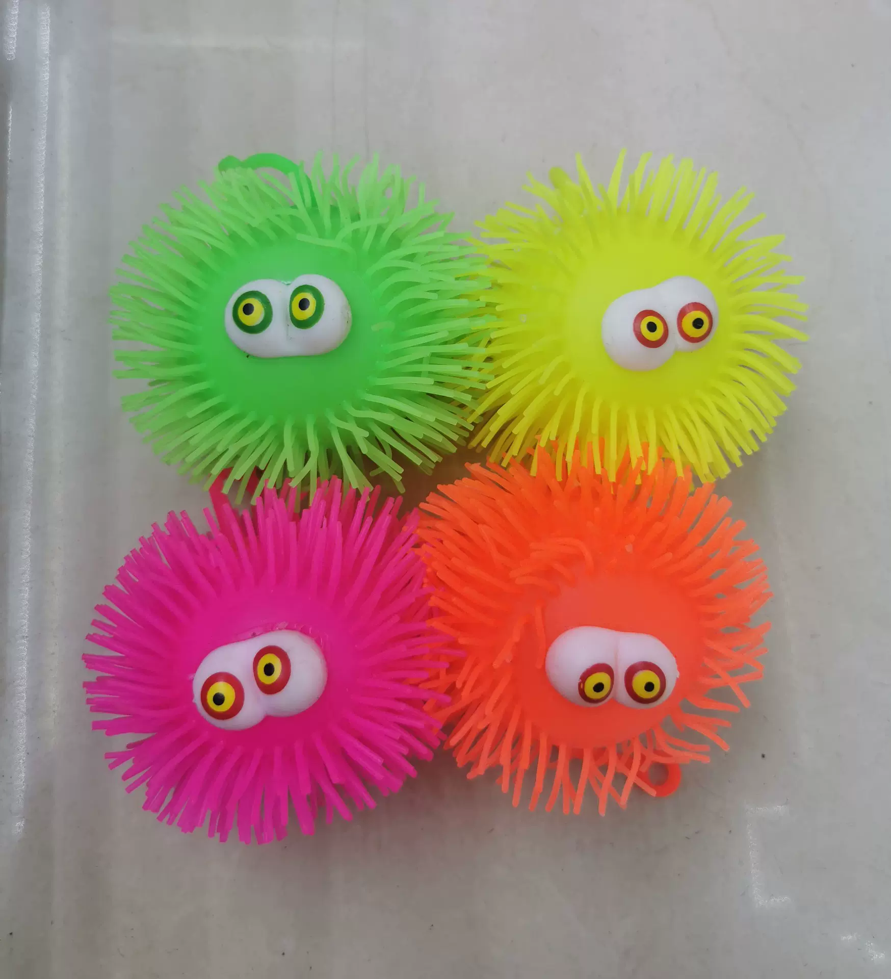 凸眼毛毛球闪光玩具 带绳发光刺猬 捏捏球发泄球地摊夜市礼品批发