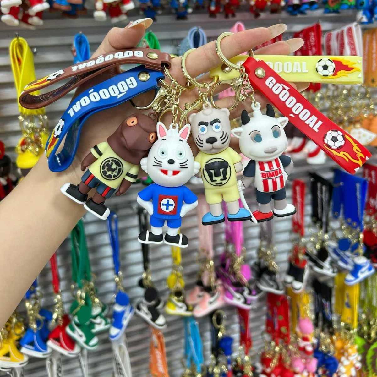 Transafronteriza venta en caliente bonito conejo de fútbol tigre ternera llavero bolsos para hombres y mujeres colgantes fuente al por mayor