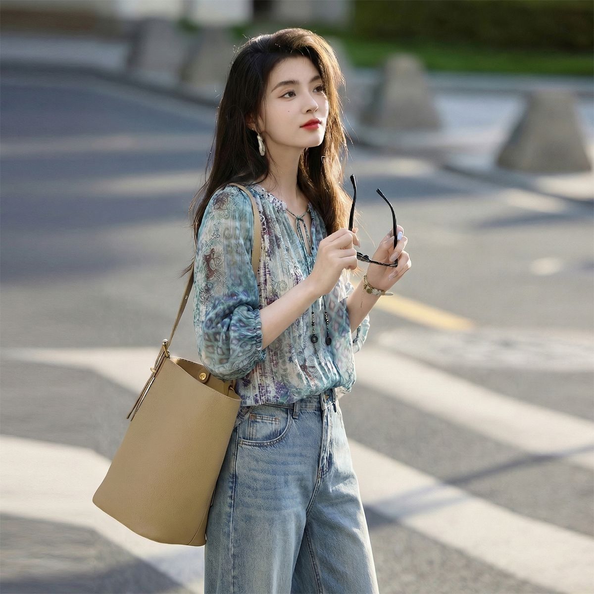 Áo sơ mi nữ cổ chữ V họa tiết hoa vỡ, dáng rộng suông, tay dài, phong cách Pháp — Hoa vỡ màu xanh chi tiết 2
