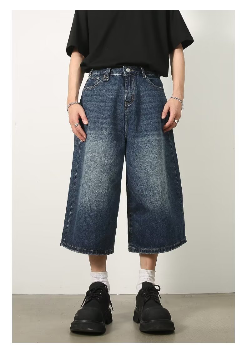 Lässige, gerade geschnittene Herren-Denim-Shorts mit weitem Bein und Used-Look in Blau im amerikanischen Retro-Stil – perfekt für den Sommer und vielseitige Kombinationsmöglichkeiten_voghion.com