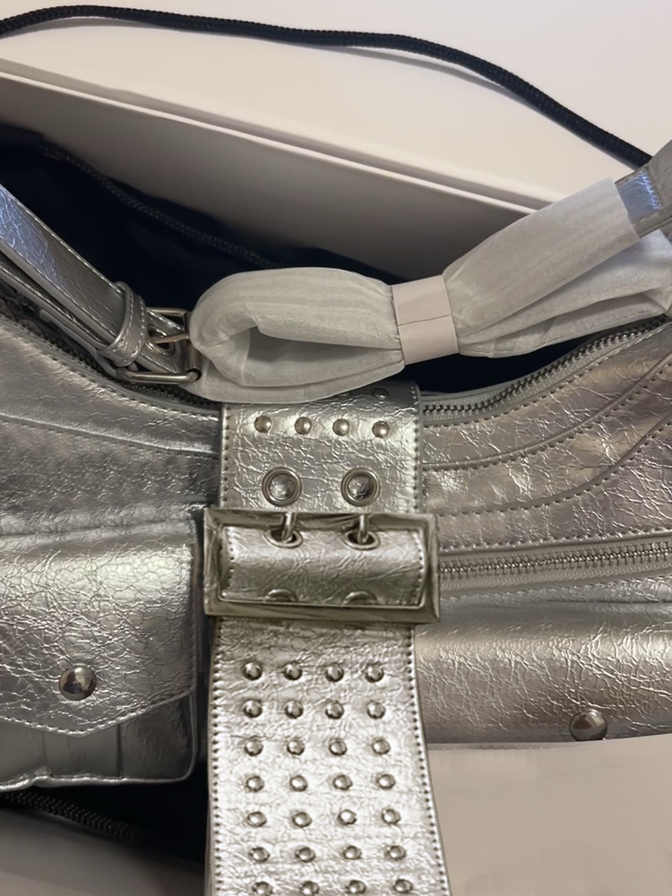 2024 Automne/Hiver Nouveau Doux Jubilé Fille Chaude Mode Métal Argent Moto Rivet Simple Épaule Aisselle Bandoulière_voghion.com