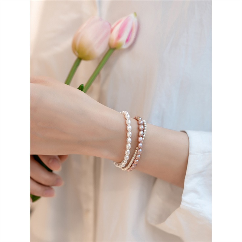 天然淡水真珠の小さい米の玉の弾力の縄のブレスレットの女性は色が落ちません。