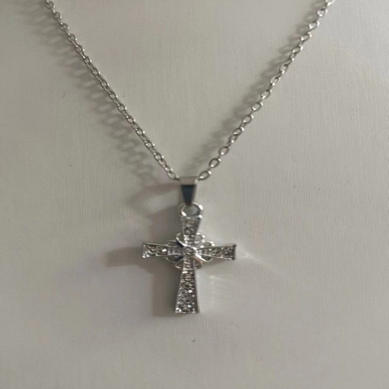 Collana elegante con micro inlay a forma di cuore e goccia_voghion.com