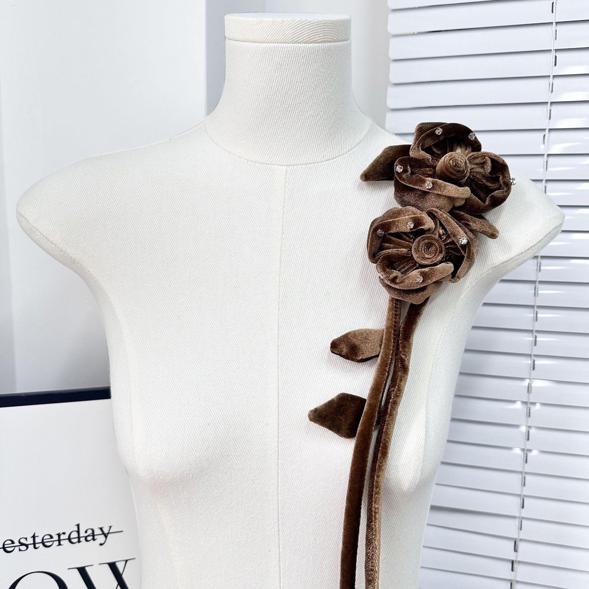 Nuevo estereoscópico tela flor broche pin desmontable bolsas decorativas toque de cabeza suéter chaqueta accesorios decorativos image 3