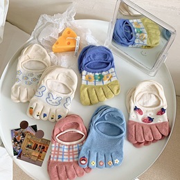 Cute five-finger socks women's tabi socks combed cotton summer thin boat socks silicone non-slip yoga socks wholesale