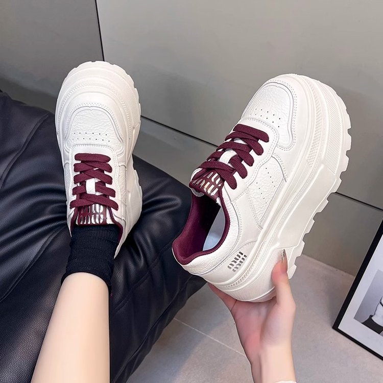 8cm de altura zapatos de suela gruesa zapatos de cuero pequeños zapatos blancos para mujeres 2025 primavera nuevos zapatos de muffins casuales cómodos zapatos de skate