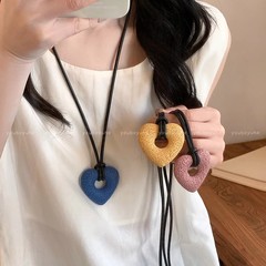 夏のカラフルな中空火山石黒ロープラブネックレス女性のための 2025 新しいホットスタイルロング鎖骨チェーンアクセサリー