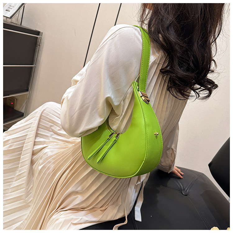 Koreanische Halbmondtasche 2024 Neue Modetasche Retro Internet Celebrity Beliebte einfache Handtasche Vielseitige Umhängetasche Großhandel_voghion.com