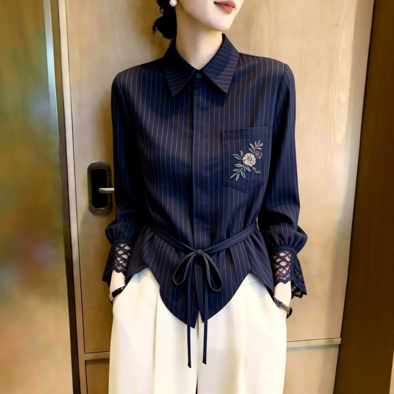 French-style navy blue printed square-neck top, 2026 autumn new collection, simple, elegant, refreshing, soft, and flattering French-style navy blue printed square-neck top, 2026 autumn new collection, simple, elegant, refreshing, soft, and flattering