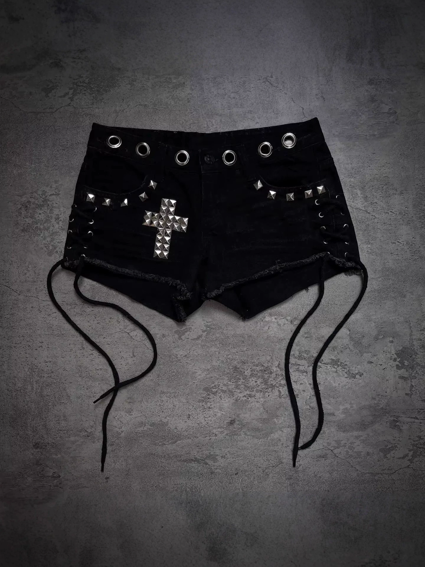 Шорты унисекс Y2K в стиле high-street gothic, со стальными заклёпками и крестом, чёрные