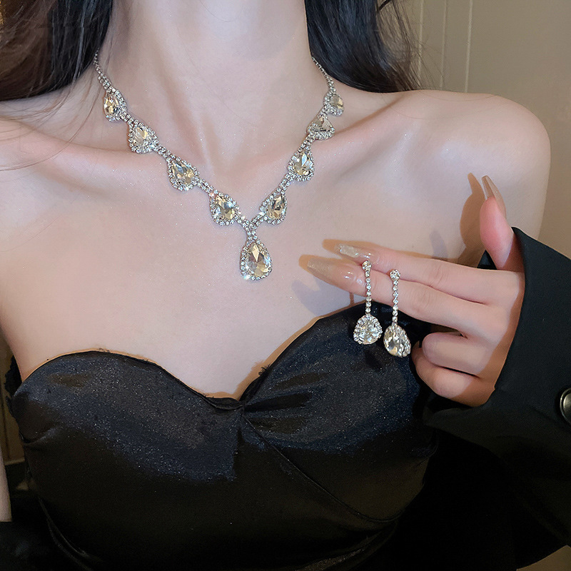 Borla de gota de agua incrustada en diamantes de dos piezas europea y americana exagerada luz lujo elegante cadena de clavícula collar de alto grado fabricante de joyas femeninas