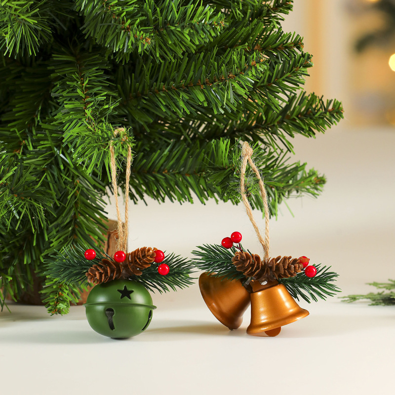 国境を越えた新しいクリスマスベルの扉にベルをかける赤果松果風鈴クリスマスツリーがクリスマス装飾品を飾っている|undefined
