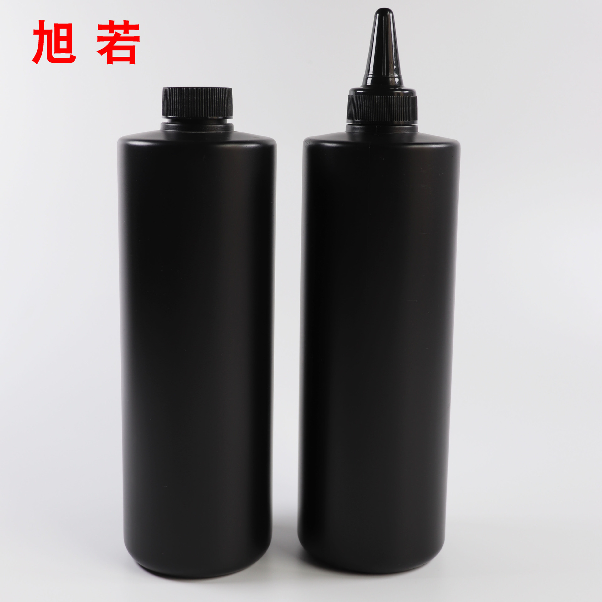 シリーズの黒い尖った瓶のふたを押して、一リットルのプラスチックの瓶を押します。